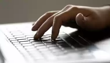 hand using laptop